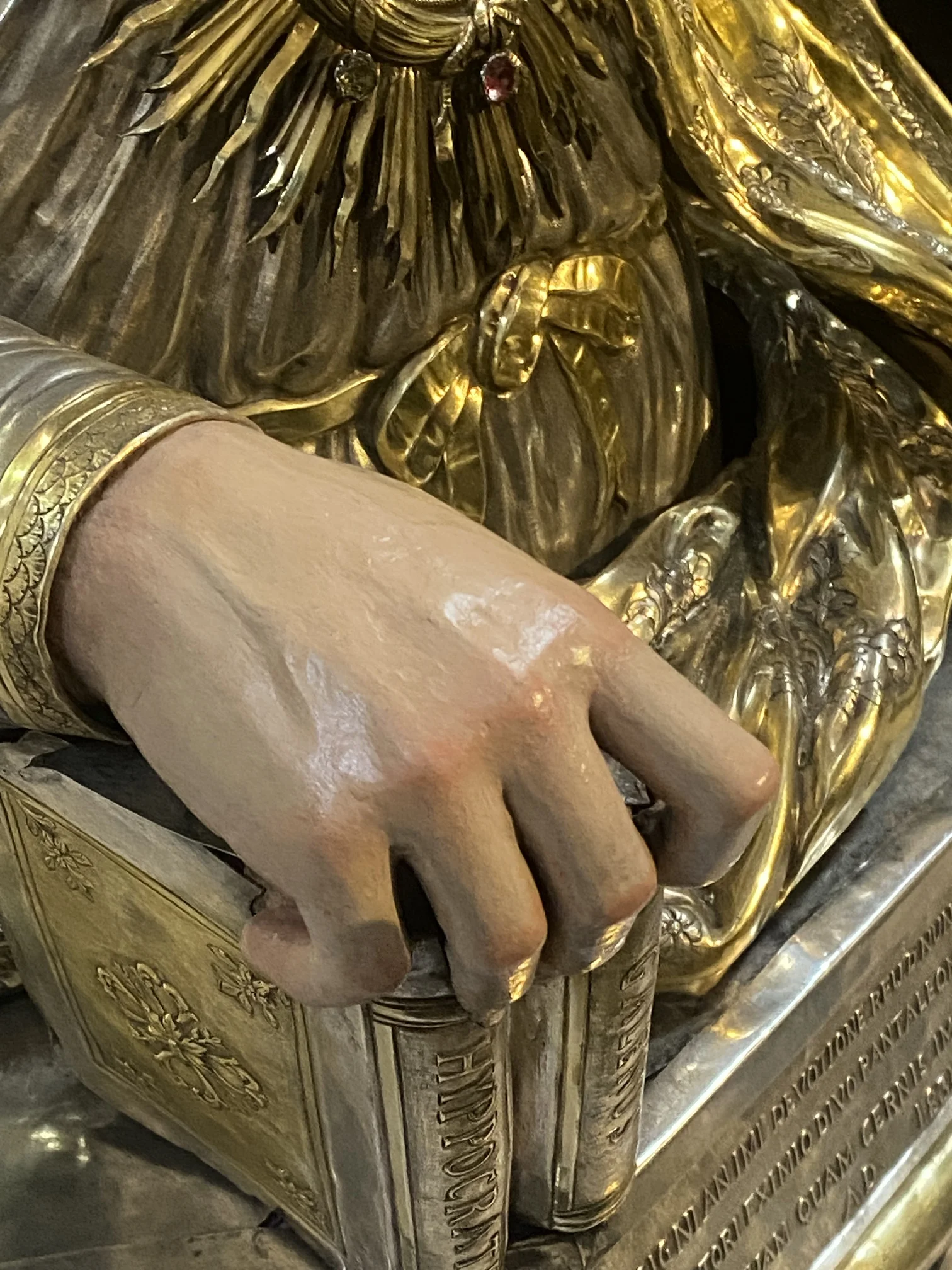 Mano restaurata